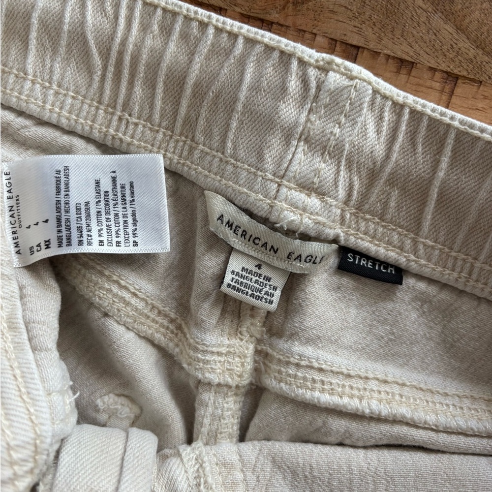 American Eagle Utility Stretch Cargo Cream Shorts sz 4 - Picture 3 of 3